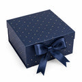 Geschenkbox 25 x 25 x 12 cm aus Karton in Dunkelblau mit Sternenmuster und Schleifenverschluss