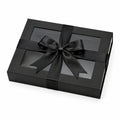 Geschenkbox 30 x 20 x 7 cm aus Karton schwarz mit Sichtfenster und Schleife