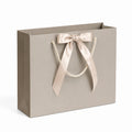 Geschenktüte 32 x 12 x 26 cm aus Papier in Taupe mit Kordelgriffen und Schleife